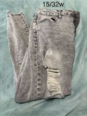 SO Women's Light Gray Distressed Skinny Jeans